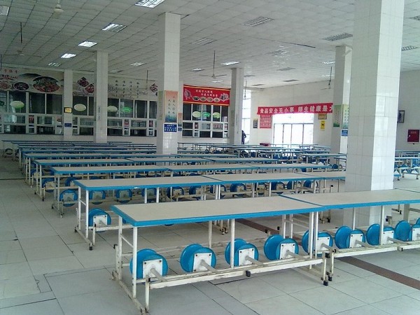 学校3号食堂安装隔墙板完工后图示